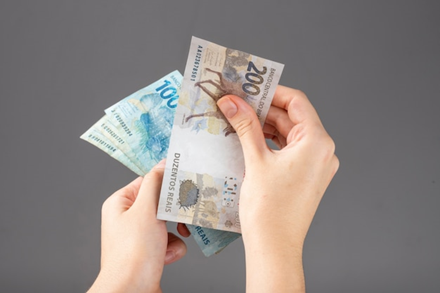 Da mesma forma que o salário mínimo é reajustado anualmente, todos os salários devem passar por uma revisão a cada ano. O objetivo é protegê-los da perda de poder de compra provocada pelos aumentos dos preços. A discussão do índice desse reajuste é uma das pautas das negociações entre representantes de empregados e empregadores, na chamada data-base de cada categoria. Outros itens, como ampliação de benefícios e mudança nas regras para acordos coletivos, também podem ser discutidos nesse momento. O produto dessa negociação deve ser registrado e homologado em um documento chamado Acordo Coletivo de trabalho - ACT (Sindicato profissional e empresa) e Convenção Coletiva de Trabalho – CCT (Sindicato profissional e Sindicato Patronal), previsto no artigo 611 da lei da Consolidação das Leis de Trabalho (CLT). “Art. 611 – Convenção Coletiva de Trabalho é o acordo de caráter normativo, pelo qual dois ou mais Sindicatos representativos de categorias econômicas e profissionais estipulam condições de trabalho aplicáveis, no âmbito das respectivas representações, às relações individuais de trabalho.” (Redação dada pelo Decreto-lei nº 229, de 28.2.1967). CLT - “Art. 10. Os salários e as demais condições referentes ao trabalho continuam a ser fixados e revistos, na respectiva data-base anual, por intermédio da livre negociação coletiva.” Cada categoria tem uma data base diferente. Isso significa que o reajuste estipulado sempre valerá a partir da data base. O dado reforça a importância de sindicatos fortalecidos e apoiados por seus representados na luta em busca de melhores condições de salários e trabalho. Faça sua parte, sindicalize-se!